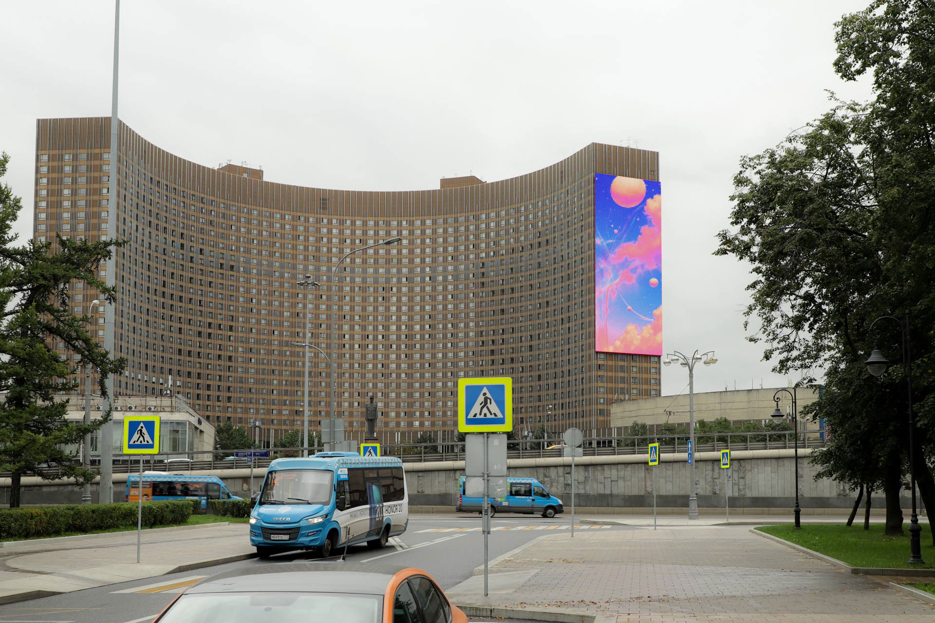 Media Facade at Cosmos Hotel, Moscow 3
