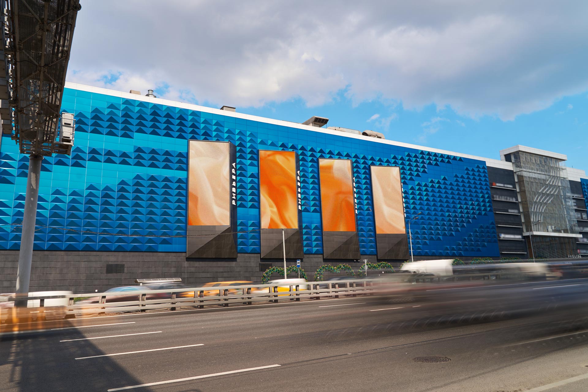 Digital Screen on 18, Avtozavodskaya St (Riviera Mall, TTK) 3